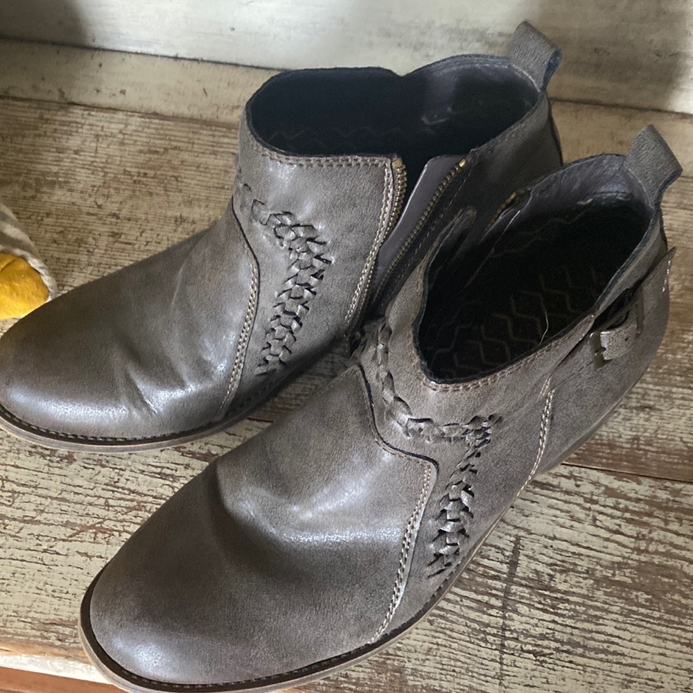 Booties billabong size 10 womens